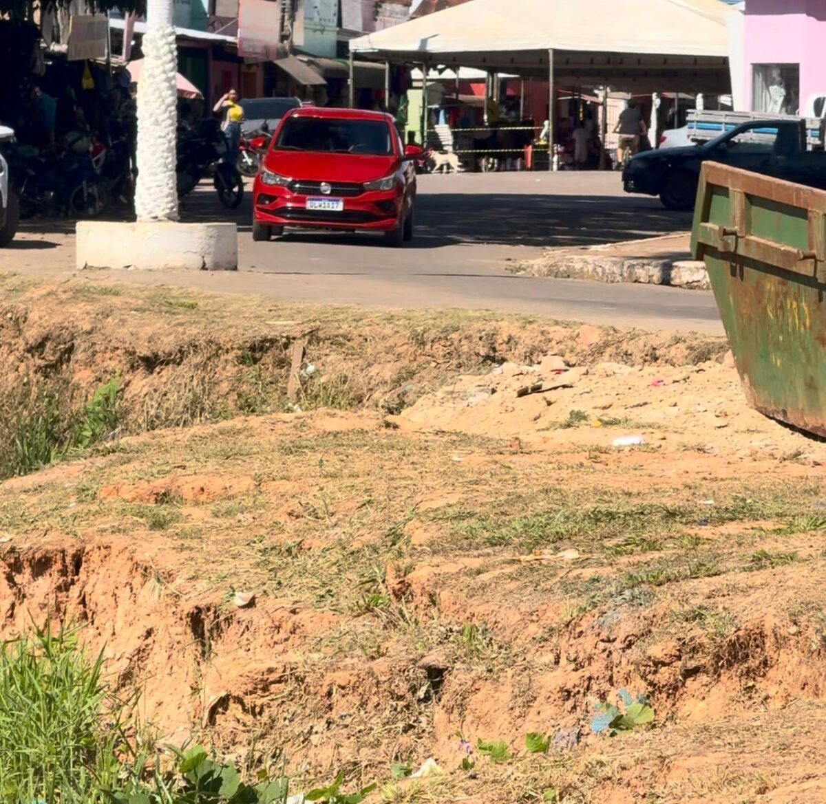Erosão avança e já afeta rua histórica no Centro de Sena Madureira