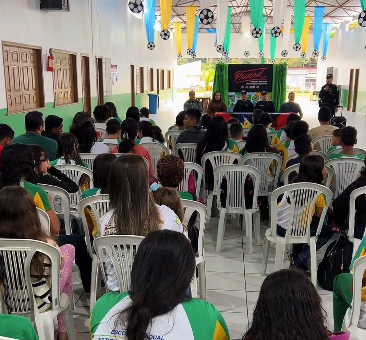 Polícia Militar forma turma do Proerd na escola Instituto Santa Juliana