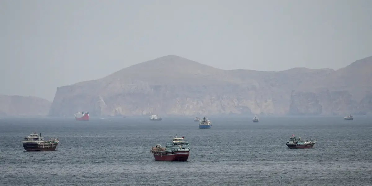 Petroleiro é atingido em Ormuz em meio a ataques entre Irã e EUA