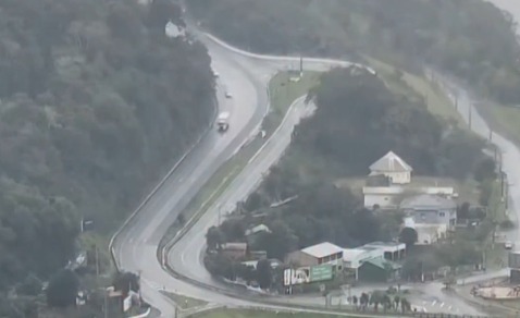 Motorista percebe algo estranho e toma decisão que evita tragédia Motorista percebe algo estranho e toma decisão que evita tragédia
