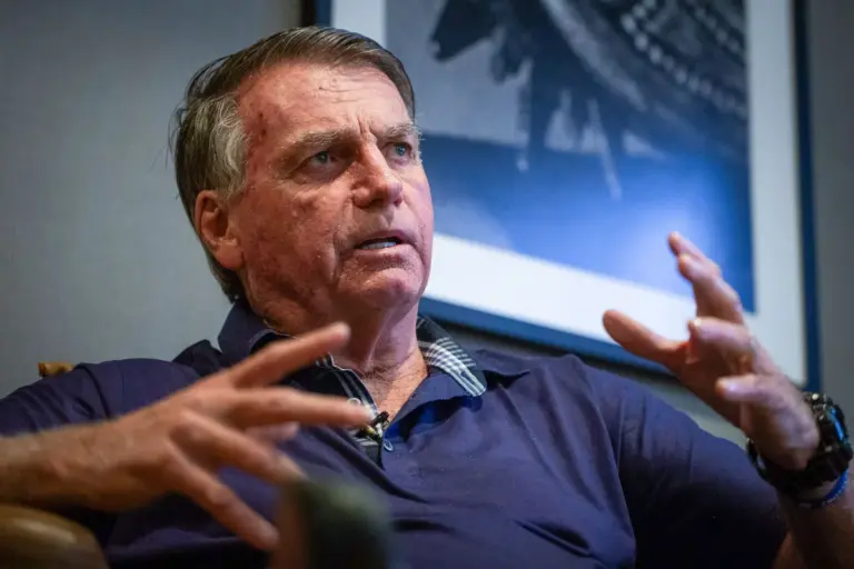 Sargento afirma que arma de Bolsonaro passava por conserto mecânico
