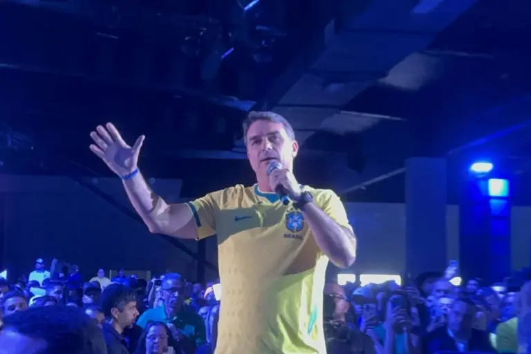 Em evento, Flávio Bolsonaro ataca Lula e propõe plano de segurança 'radical'