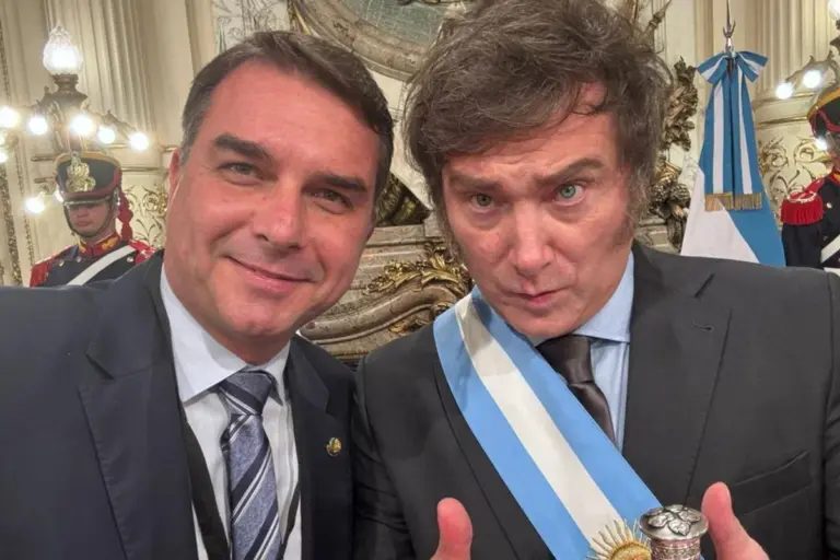 Em Buenos Aires, Flávio Bolsonaro exalta Milei, cita 'inveja' da Argentina