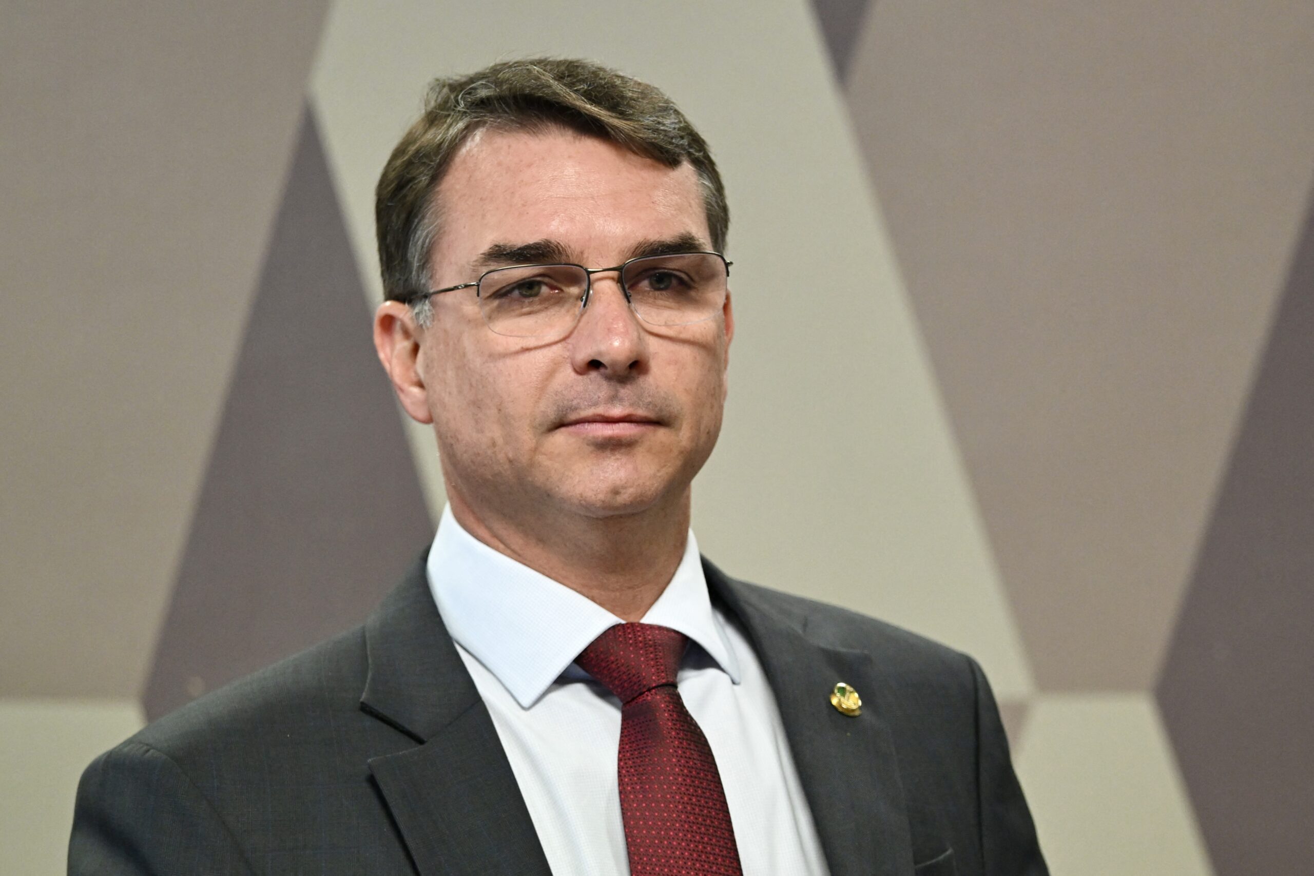 Flávio Bolsonaro critica fala de Lula sobre combate ao roubo de celulares Flávio Bolsonaro critica fala de Lula sobre combate ao roubo de celulares