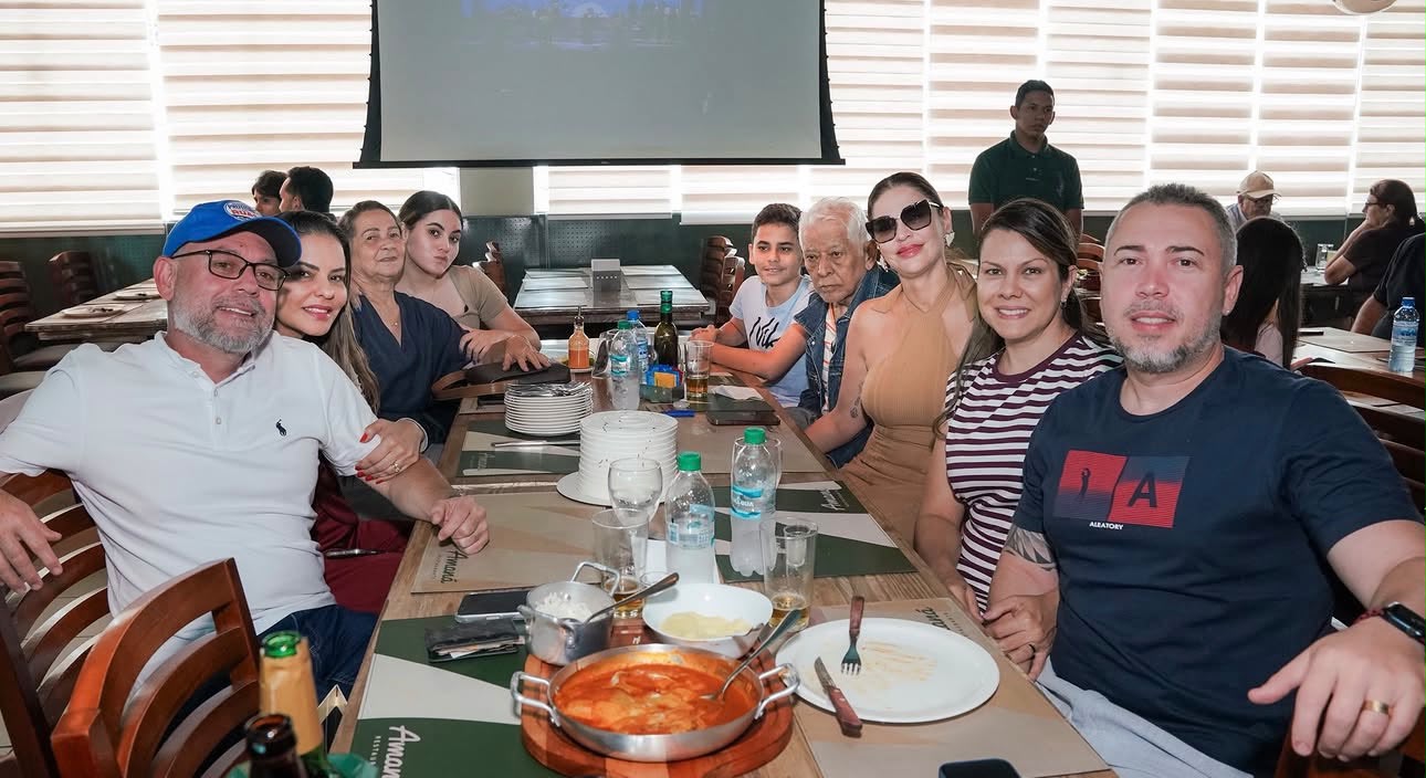 Com políticos famosos, jornalista Sofia Bruneta comemora aniversário na Casa do Rio Com políticos famosos, jornalista Sofia Bruneta comemora aniversário na Casa do Rio