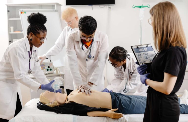 Governo edita MP que exige nota mínima no Enamed para registro de médicos Governo edita MP que exige nota mínima no Enamed para registro de médicos