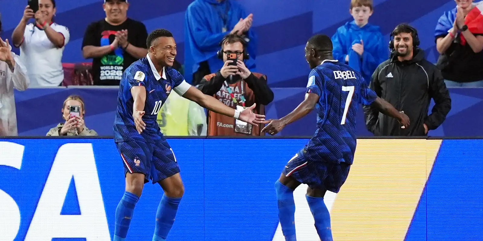 Depois de chuva e pausa, França de Mbappé não dá chances ao Iraque Depois de chuva e pausa, França de Mbappé não dá chances ao Iraque