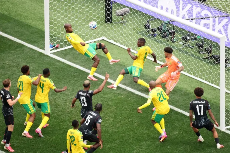 Com gol nos acréscimos, Canadá elimina África do Sul e vai às quartas