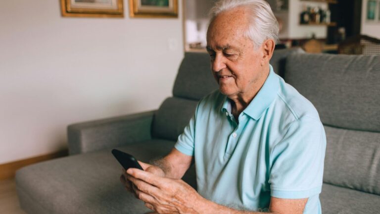Uso de smartphones pode aumentar autonomia de idosos, alerta especialista
