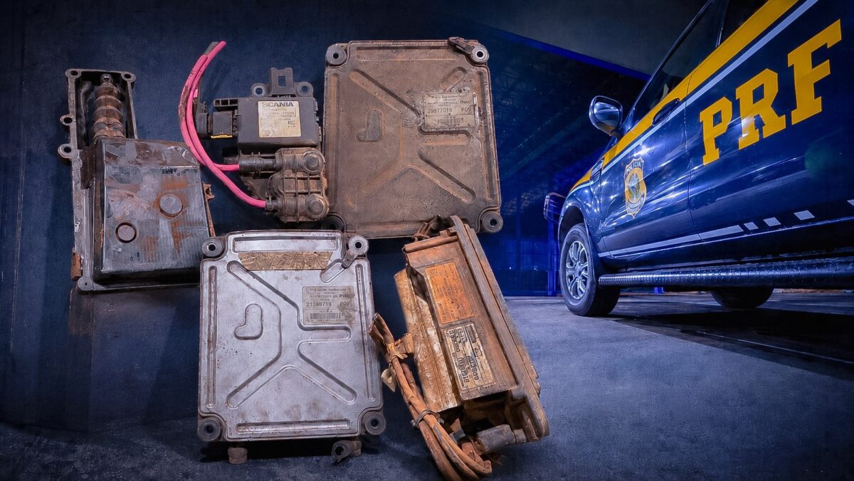 PRF intercepta carro após fuga na BR-364 e recupera módulos furtados