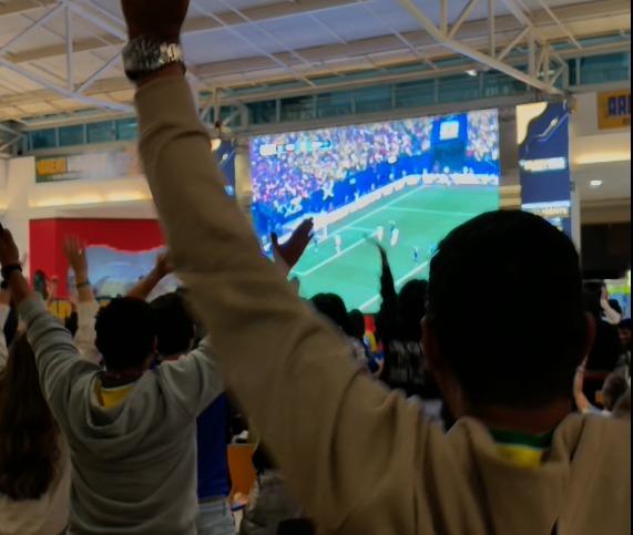 Torcida acreana transforma Via Verde Shopping em arquibancada da Seleção