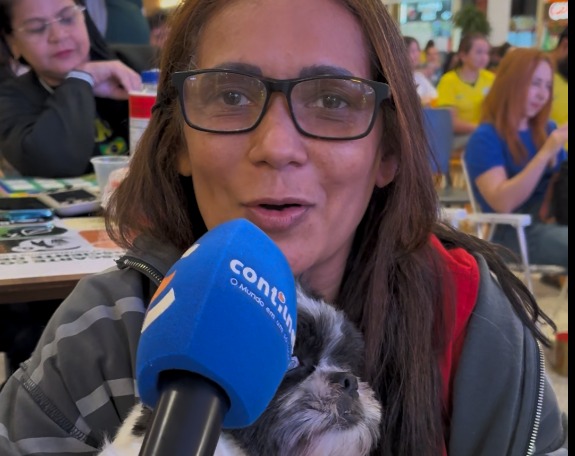 Torcedora assiste jogo do Brasil em Via Verde acompanhada de cachorro