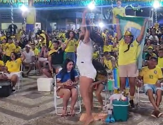DE NOVO! Matheus Cunha marca duas vezes e faz Praça da Revolução explodir