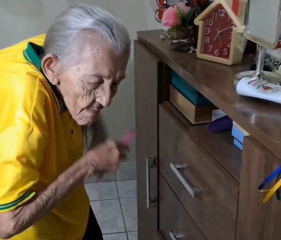 Jovem há mais tempo: aos 104 anos, idosa se arruma para torcer pelo Brasil