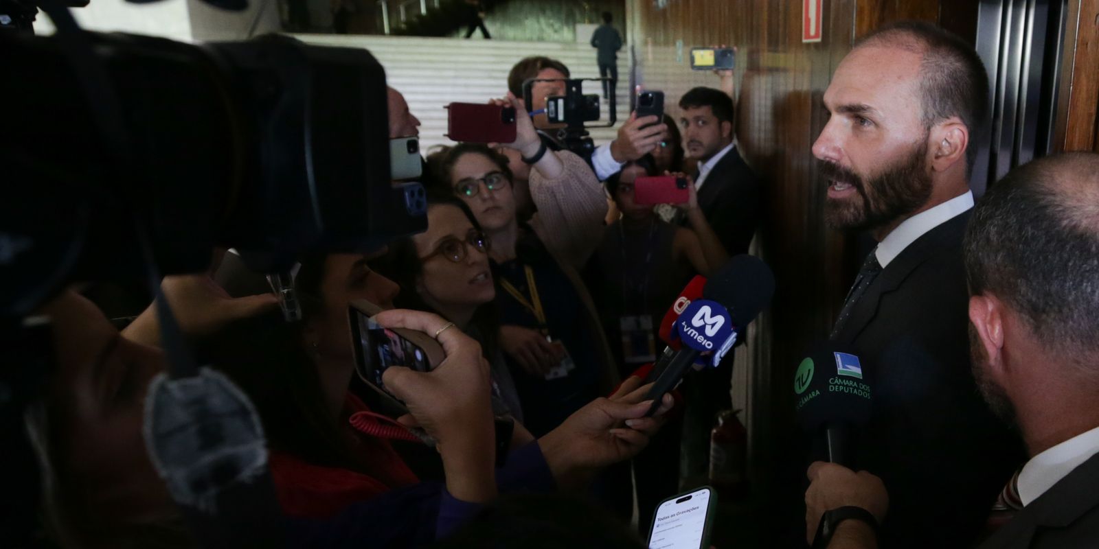 STF condena Eduardo Bolsonaro a inelegibilidade e a 4 anos de prisão STF condena Eduardo Bolsonaro a inelegibilidade e a 4 anos de prisão