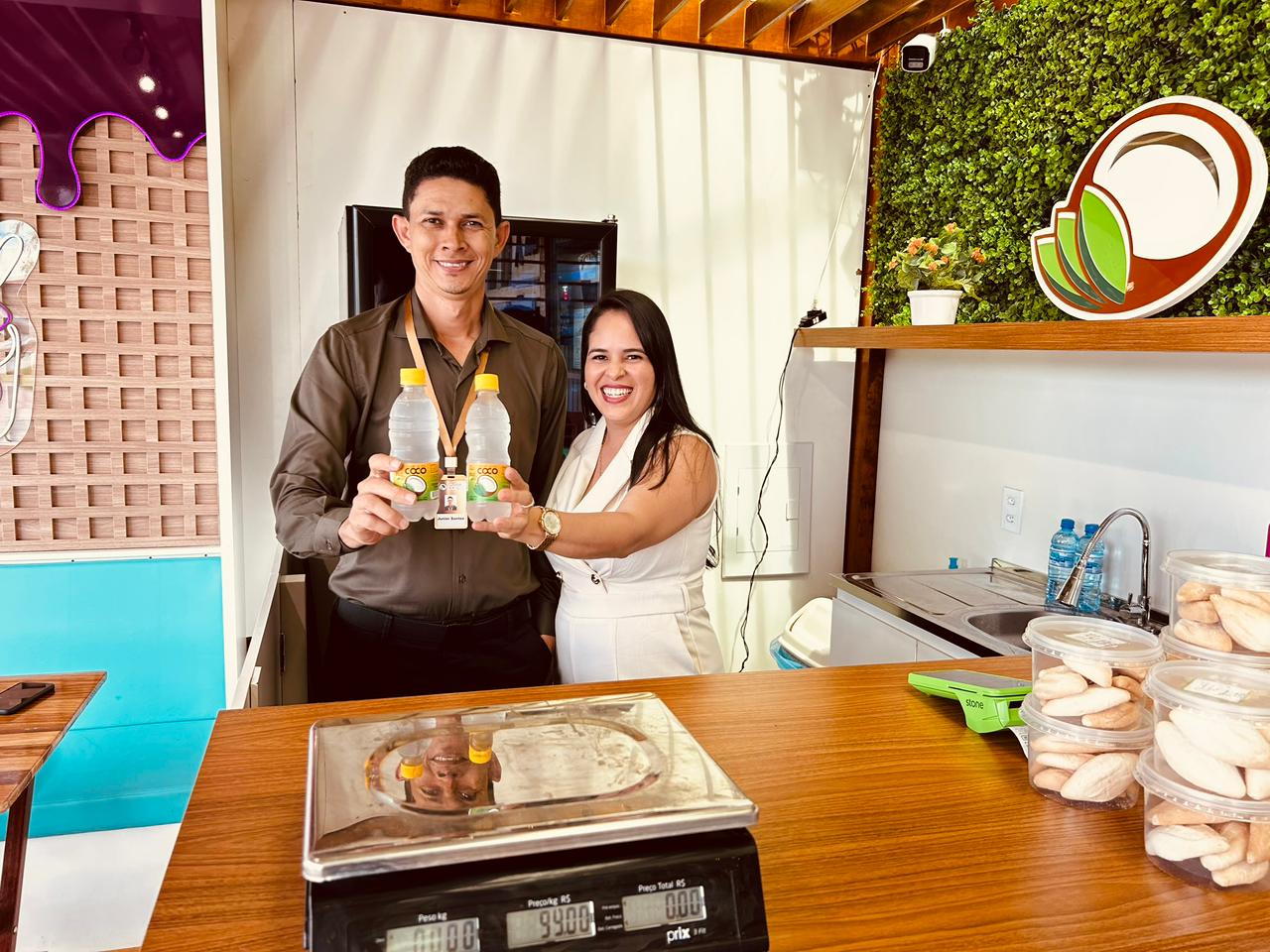 Com apoio da Sicredi Biomas, casal transforma água de coco em negócio Com apoio da Sicredi Biomas, casal transforma água de coco em negócio