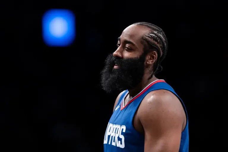 Astro da NBA James Harden é preso no Texas sob acusação de porte ilegal de arma