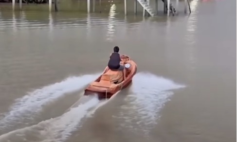 Criador de jet ski de madeira recebe visita inesperada após repercussão