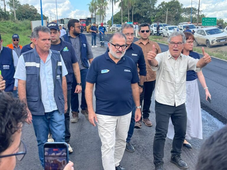 Ministro e Jorge Viana fazem parada nas obras da estrada do aeroporto