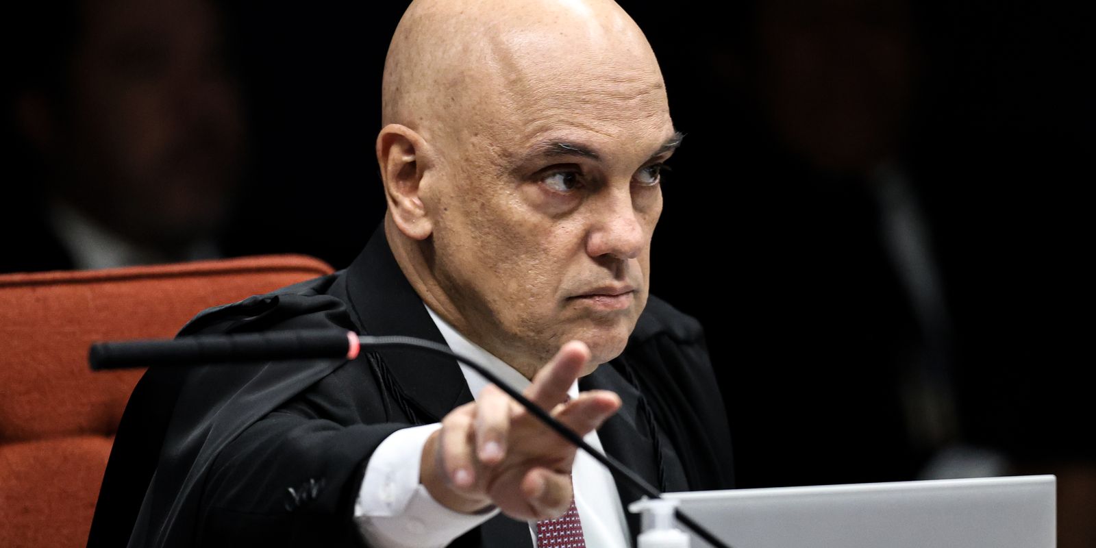 Moraes pede parecer da PGR sobre apreensão de arma de Bolsonaro Moraes pede parecer da PGR sobre apreensão de arma de Bolsonaro