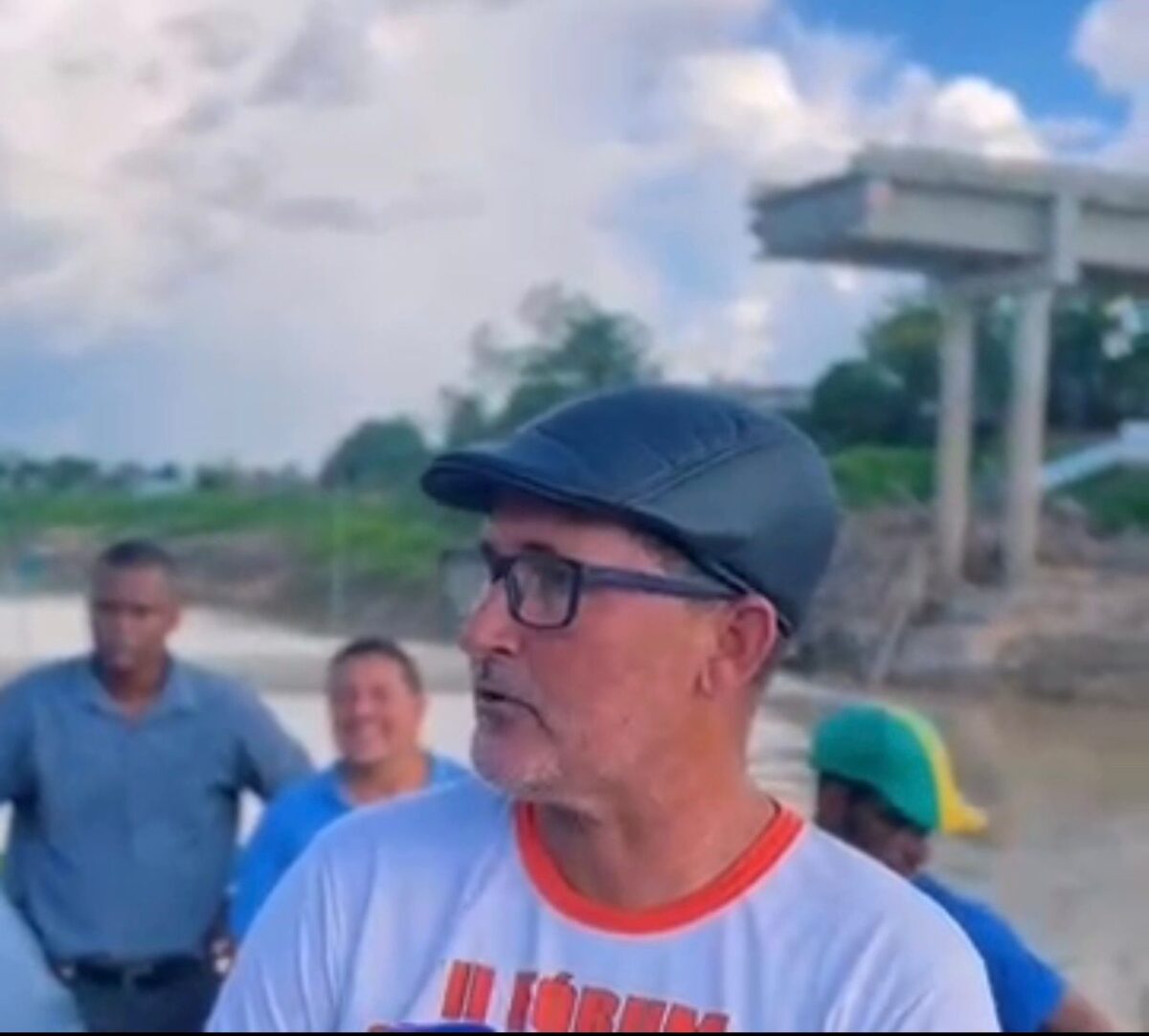 "Desde a queda da ponte, prefeito não apareceu", diz líder comunitário