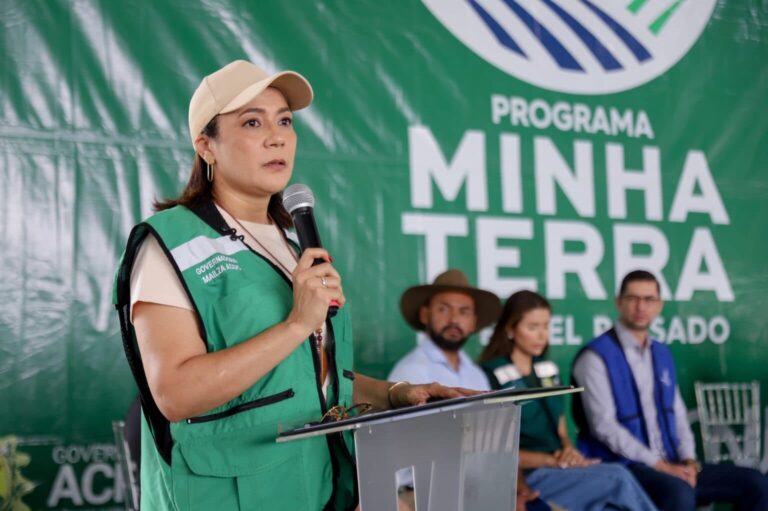 Governo entrega mais de mil itens a afetados por enchentes no Estado
