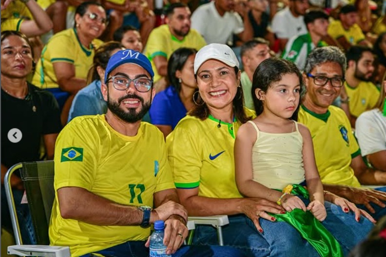 Mailza acompanha estreia do Brasil ao lado de torcedores na Concha Acústica