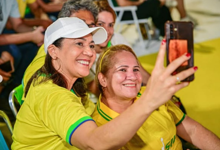 Mailza acompanha estreia do Brasil ao lado de torcedores na Concha Acústica