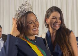 Mailza usa coroa da Miss Acre e protagoniza momento descontraído