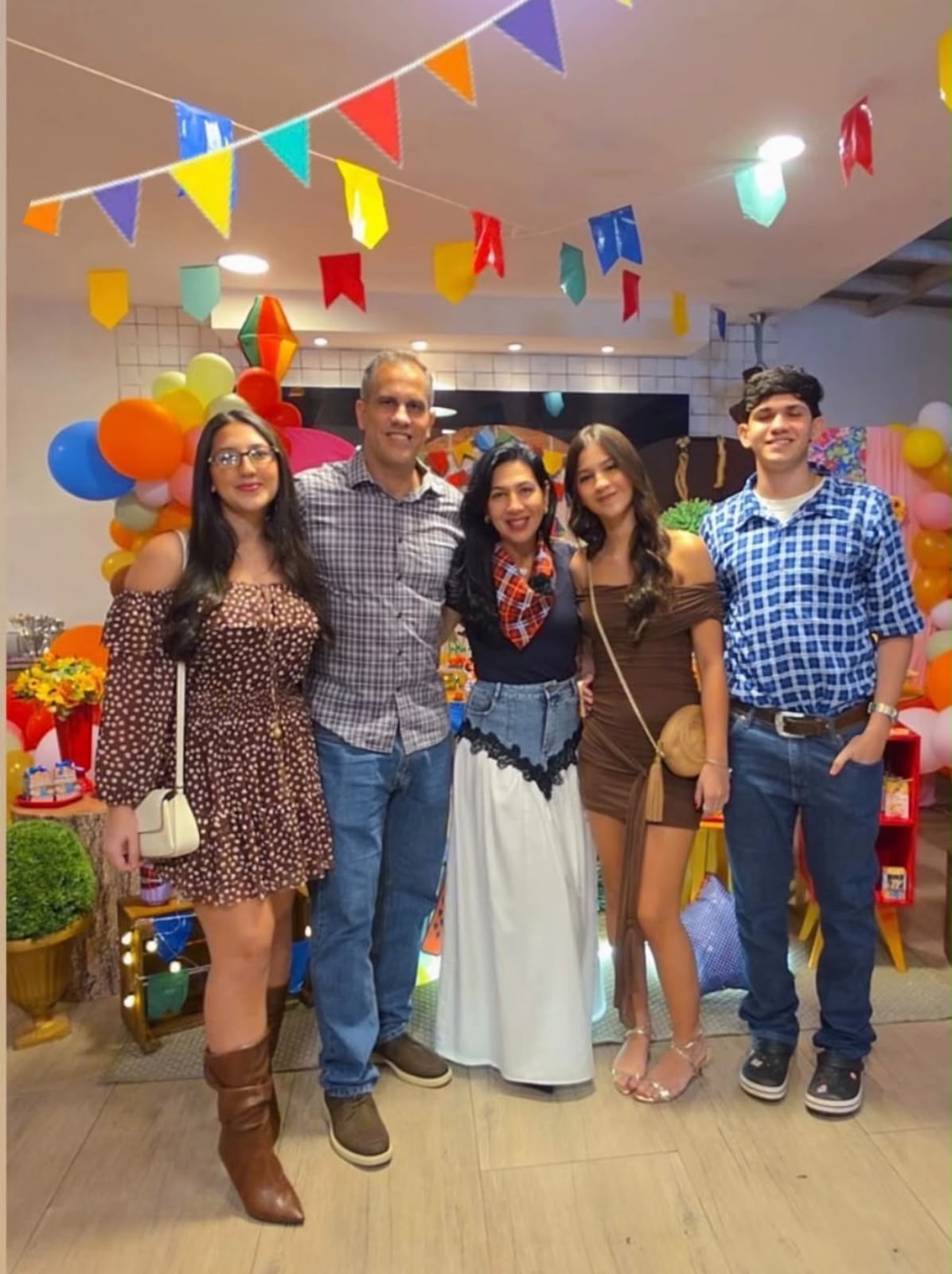 Com políticos famosos, jornalista Sofia Bruneta comemora aniversário na Casa do Rio Com políticos famosos, jornalista Sofia Bruneta comemora aniversário na Casa do Rio