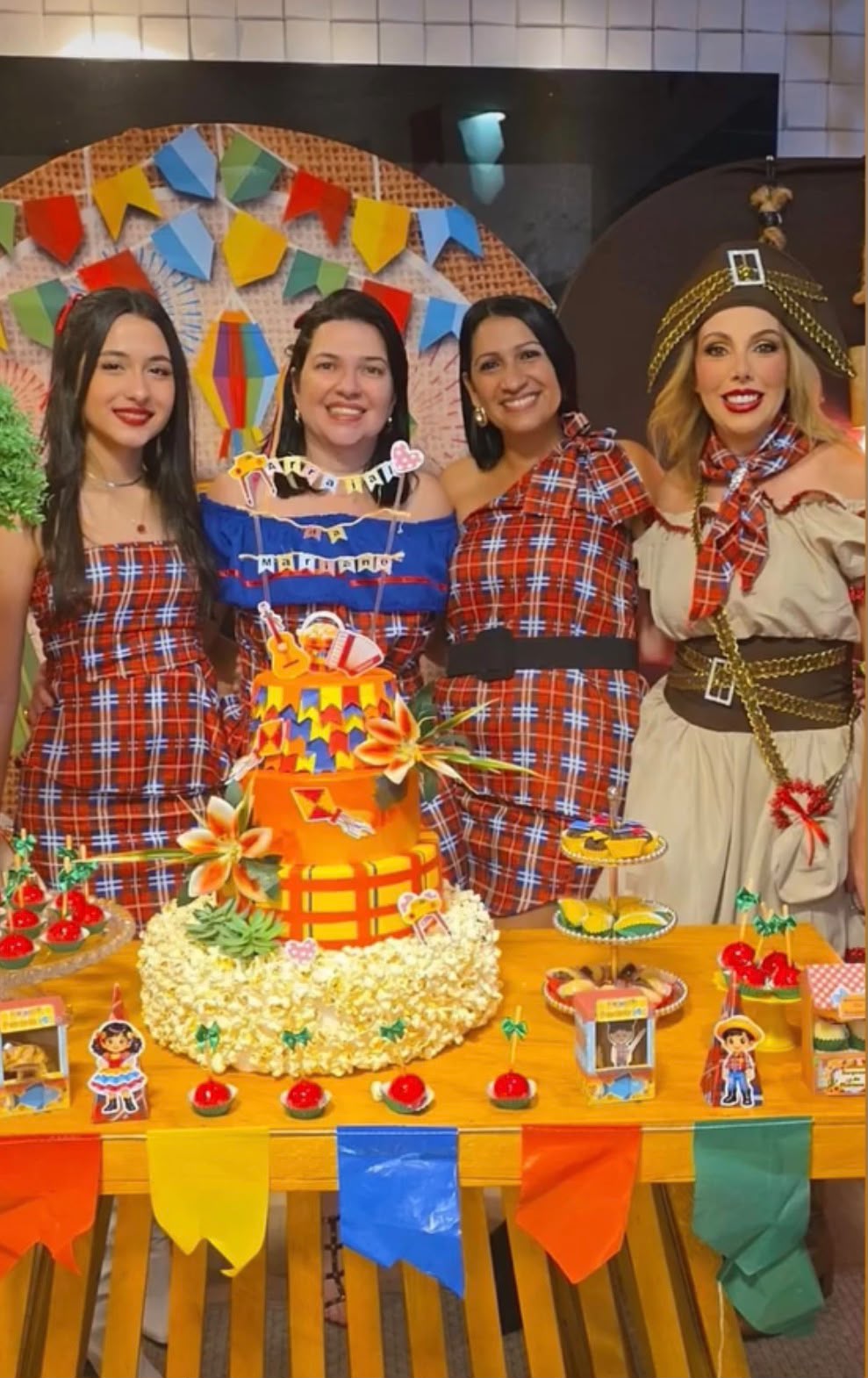Com políticos famosos, jornalista Sofia Bruneta comemora aniversário na Casa do Rio Com políticos famosos, jornalista Sofia Bruneta comemora aniversário na Casa do Rio