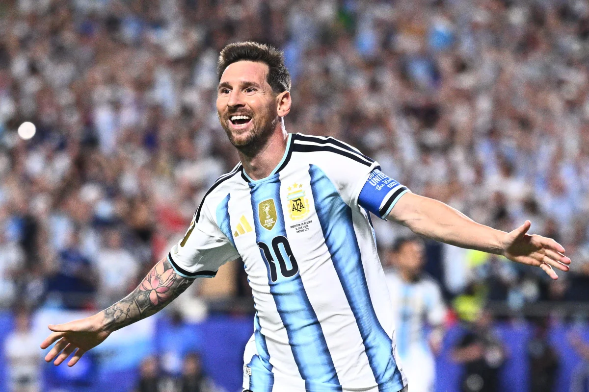 Com 'hat-trick' de Messi, Argentina goleia Argélia em estreia na Copa Com ‘hat-trick’ de Messi, Argentina goleia Argélia em estreia na Copa