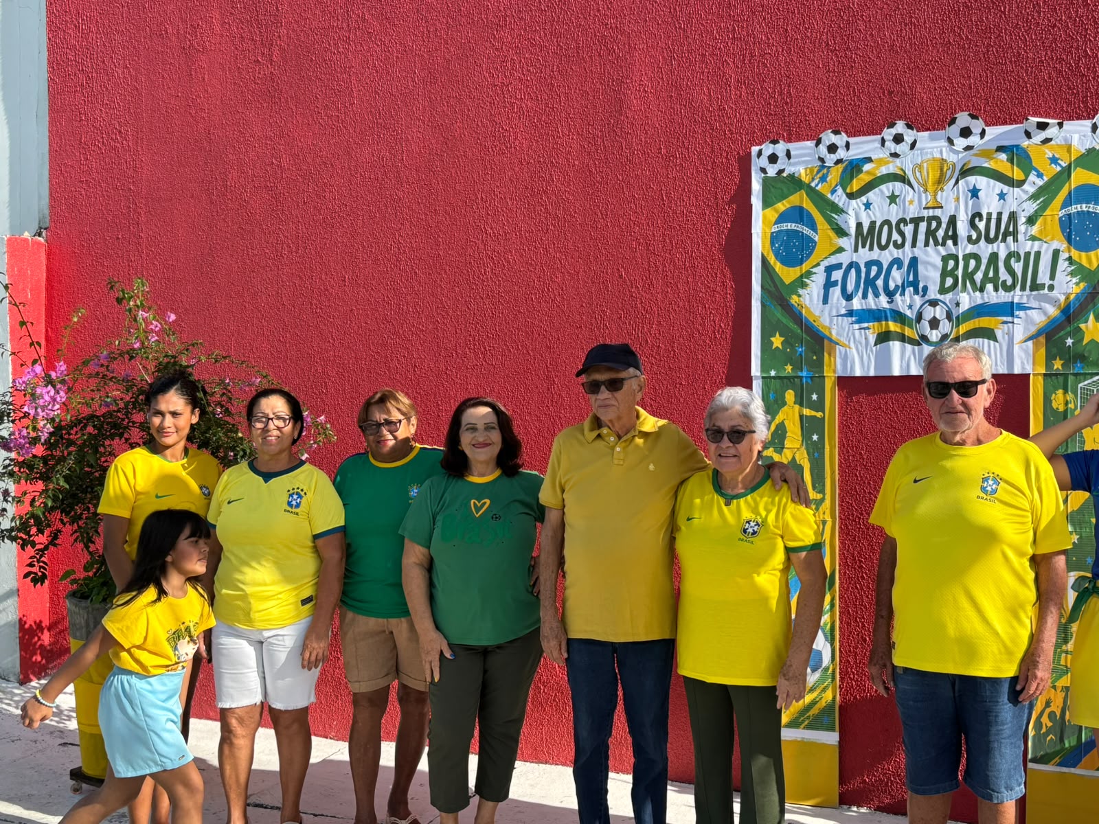 Moradores se reuniram para celebrar a premiação e acompanhar a partida entre Brasil e Japão/Foto: Juan Vinícius/ContilNet 