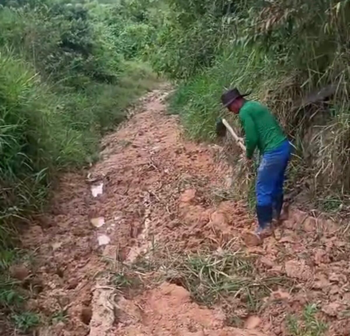 Abandono da gestão Gerlen obriga moradores a recuperar ramal com enxadas