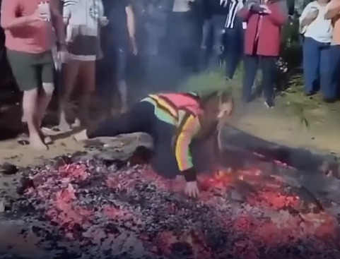 Mulher cai sobre brasas durante festa junina e sofre queimaduras leves