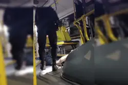 Passageiros reagem e imobilizam assaltante armado com faca em ônibus