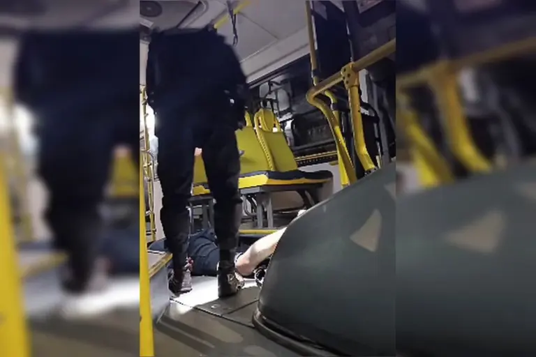 Passageiros reagem e imobilizam assaltante armado com faca em ônibus