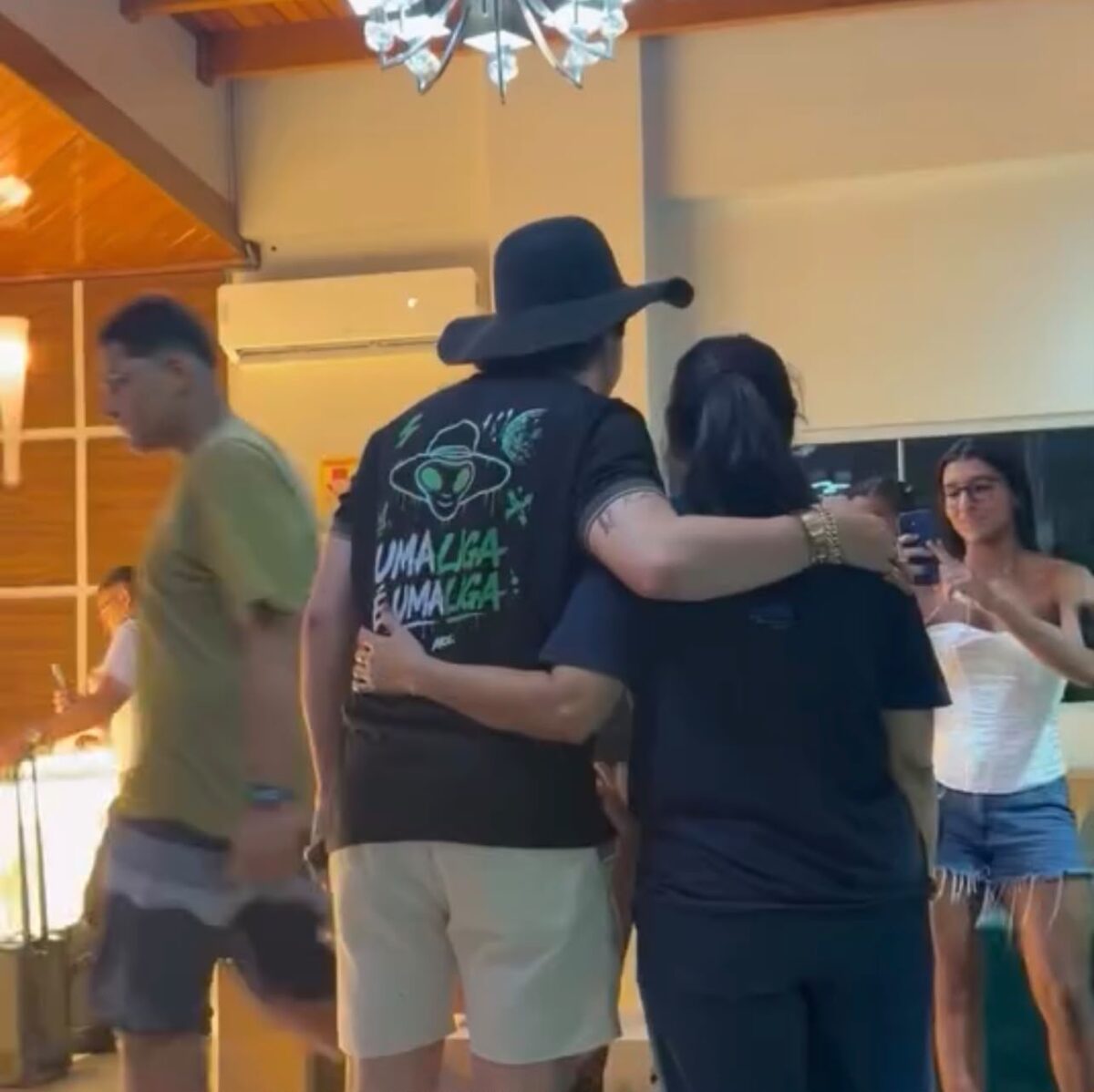 Nattanzinho chega em hotel e atende fãs antes de show na Expoacre Juruá