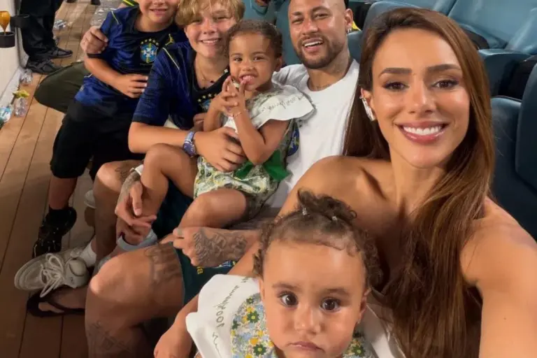 Neymar volta à seleção após quase três anos e festeja estreia na Copa com familiares