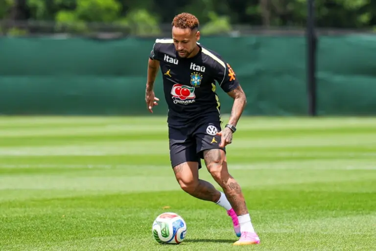 Neymar treina com bola e deve ser relacionado para jogo contra a Escócia