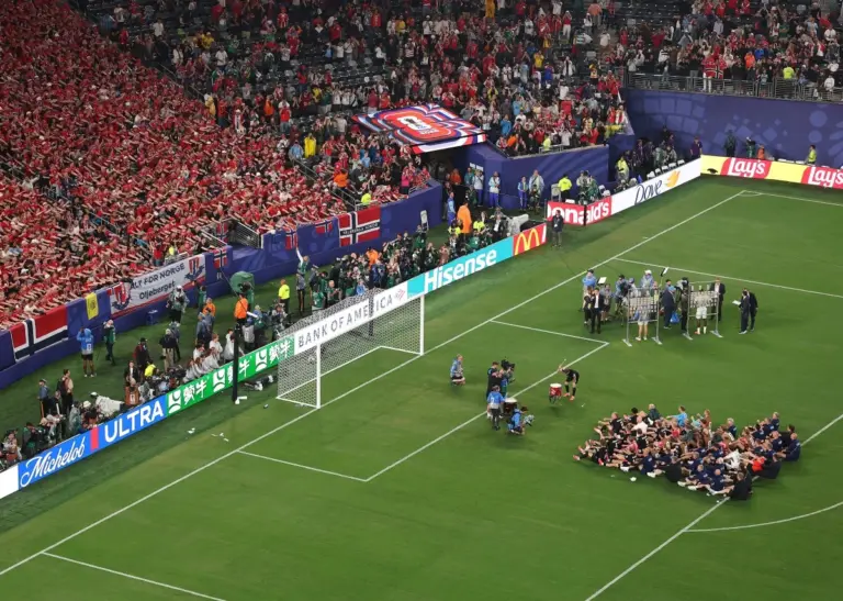 Noruega avança à segunda fase da Copa e celebra com 'remada viking' no gramado