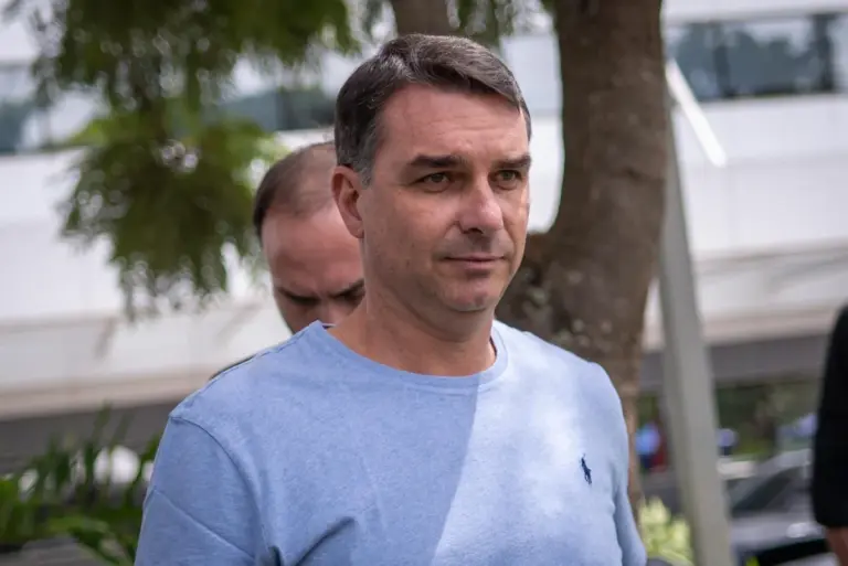 'Direita segue triunfando', diz Flávio Bolsonaro sobre eleição na Colômbia