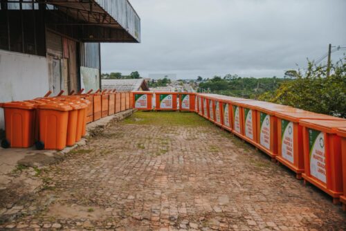 Cruzeiro do Sul inicia instalação de novos contêineres para coleta de lixo