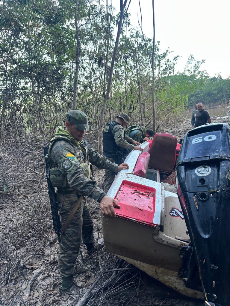 Lancha furtada há um mês é encontrada durante operação do GEFRON