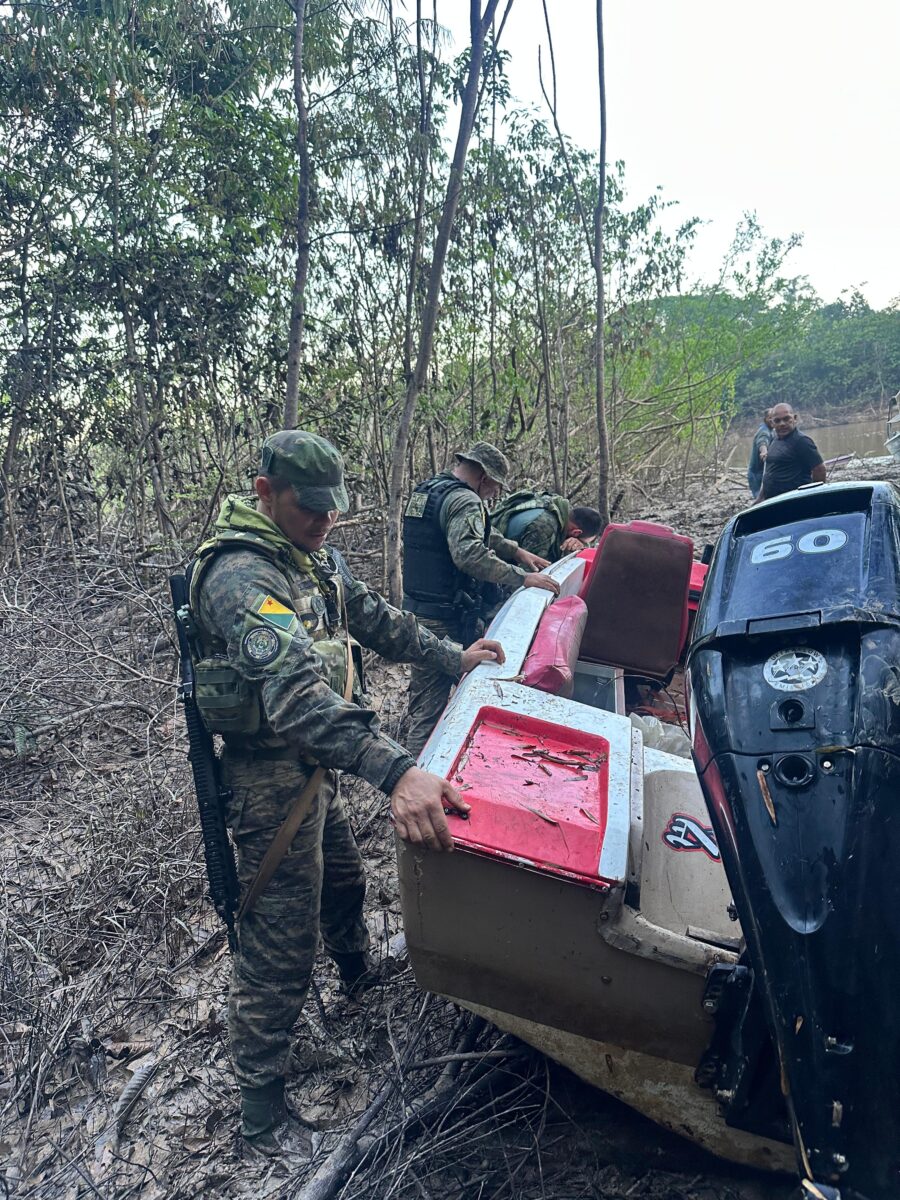 Lancha furtada há um mês é encontrada durante operação do GEFRON