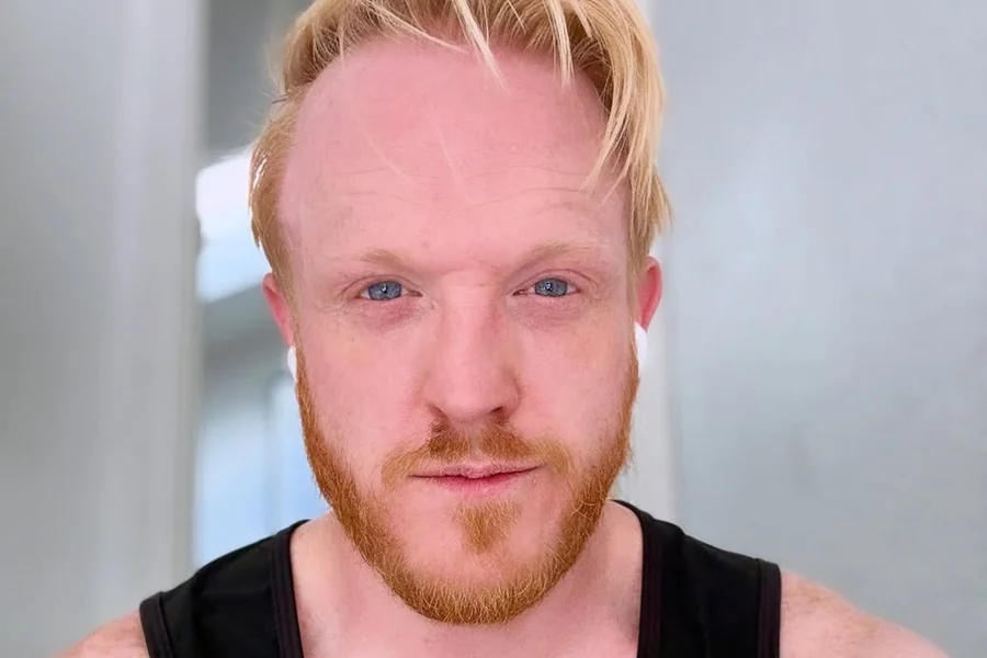 Luto na TV: ator Owain Rhys Davies morre de forma repentina aos 44 anos Luto na TV: ator Owain Rhys Davies morre de forma repentina aos 44 anos