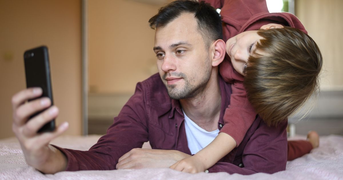 Uso de celular por pais afeta vínculos com filhos adolescentes Uso de celular por pais afeta vínculos com filhos adolescentes