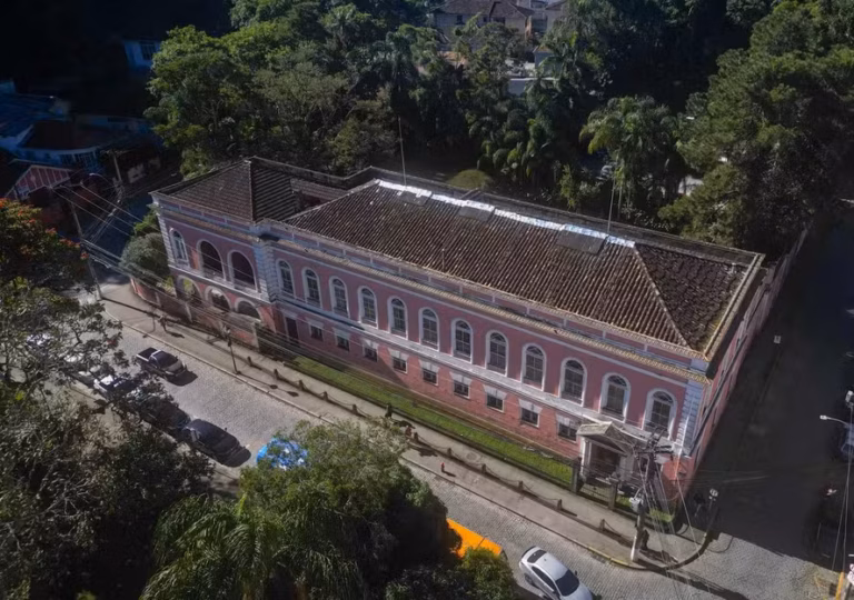Briga por palácio de R$ 70 milhões divide família imperial
