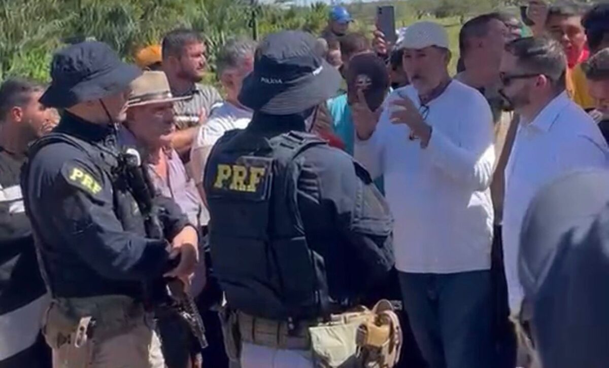 PRF negocia com manifestantes e garante abertura parcial da BR-364