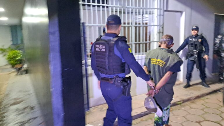 Homem é preso após furtar pares de sandálias em farmácia para trocar por drogas